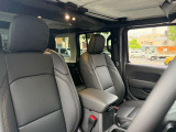 運転席・助手席のレザーシートにはシートヒーターを標準装備。