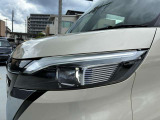 アダプティブLEDヘッドライトは、カメラで前方の車両や周囲の状況を検知し、ハイビームを保持したまま対向車・先行車への照射部分だけを自動で遮光する、または光軸を調整する夜間安全支援システムです。