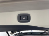 【電動リアゲート】荷物を抱えた状態でもリアゲートの開閉が可能です!お買い物時やアウトドアの際に役立ちますね。