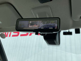 車体の後部にカメラがついていて、その映像がルームミラー内のモニターに表示します。人や荷物などで視界が遮られた時なども確認がしやすいです。
