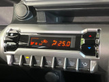 【オートエアコン】一度お好みの温度に設定すれば、車内の温度を検知し風量や温度を自動で調整。暑い&hellip;寒い&hellip;と何度もスイッチ操作をする必要はありません。快適な車内空間には必須の機能ですね♪