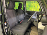 運転席まわりには十分なスペースがあり、大柄な方でもゆったり運転していただける環境です。