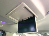 【12.8型フリップダウン】大画面モニターで後席でもエンタメをお楽しみいただけます。家族や友人とお出かけする機会が多い方に大人気です♪