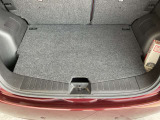 オプションのマルチラゲッジボードが付いているので後席シートを前に倒すとフラットになります。。