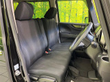 運転席まわりには十分なスペースがあり、大柄な方でもゆったり運転していただける環境です。