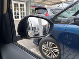 BSW『後側方車両検知警報』。 死角になりやすい隣接レーンの後側方を走行する車両を検知すると、ドライバーに表示で知らせ、さらにウィンカーを作動させた場合には、音と表示で警報します。