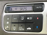 【オートエアコン】一度お好みの温度に設定すれば、車内の温度を検知し風量や温度を自動で調整。暑い&hellip;寒い&hellip;と何度もスイッチ操作をする必要はありません。快適な車内空間には必須の機能ですね♪