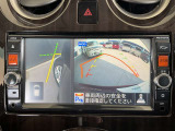 画像の左側は運転席から見ることのできないフロント左側を映している画像です、狭い道や幅寄せ時に便利です。