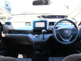 操作性に優れた運転席となります!小物入れや各ボタンの配置にこだわり、使いやすいです!座り心地もよく視認性も良好なのでロングドライブもお任せ下さい!