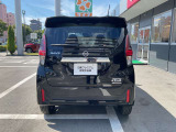 大きなガラスと、テールランプが印象的なリヤビューです。コンパクトな車なのに、室内は広く、運転し易いお車です