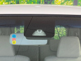 【スマートアシスト】走行中に前方の車両等を認識し、衝突しそうな時は警報とブレーキで衝突回避と被害軽減をアシスト。より安全にドライブをお楽しみいただけます。
