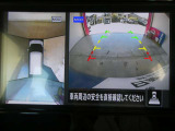 ギアを『R』に入れるとナビ画面に、まるで雲の上から覗いているような映像が映り、駐車をサポートしてくれます。