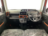 【インパネ】運転のしやすさを最優先に設計された見晴らしの良いフロントビュー。車両間隔が掴みやすく狭い道でも安心♪「安全」と「品質」を最優先に、安心してお乗りいただけるクルマを提供いたします。