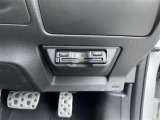 【ETC】有料道路を利用する際に料金所で停止することなく通過できる、ETC車載器(ノンストップ自動料金収受システム機器)が装備されています。セットアップを行うことで利用可能になります。