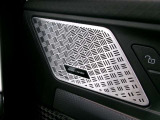 ハーマンカードンスピーカー装備です。