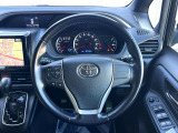 インテリアに合わせたデザインのステアリングは、運転される方のことも考え、運転しやすい形状、大きさです。是非一度、実際に触ってお確かめください。