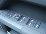オプションのメモリー機能付きパワーシートを装備!運転中のシートの微調節も安全に行えます。3名様分のポジションを記憶でき、だれが乗っても元のポジションにボタン一つで戻せます♪