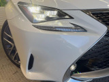 【三眼角型LEDヘッドライト】スタイリッシュな見た目の三眼LEDヘッドライトを装備♪スタイルだけでなく、夜間の走行も視界良好で安心してお乗りいただけます。