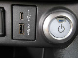 運転席そばにUSBソケットがあります♪♪ここでスマホの充電できちゃいます♪♪