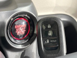 【Hondaスマートキー】カバンやポケットに入れたままでもドアの施錠・解錠が可能なスマートキーを装備。エンジンのオン・オフ時もカギを取り出す必要が無いからとっても便利です♪
