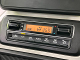 【オートエアコン】一度お好みの温度に設定すれば、車内の温度を検知し風量や温度を自動で調整。暑い&hellip;寒い&hellip;と何度もスイッチ操作をする必要はありません。快適な車内空間には必須の機能ですね♪