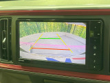 【バックカメラ】駐車時に後方がリアルタイム映像で確認できます。大型商業施設や立体駐車場での駐車時や、夜間のバック時に大活躍!運転スキルに関わらず、今や必須となった装備のひとつです!