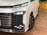 【LEDヘッドライト】悪天候や夜間走行時も良好な視界を確保し安心して運転できる高輝度LEDヘッドライトを装備!点灯速度が早く、消費電力も抑えられています。