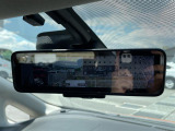【デジタルルームミラー】車両後方カメラの映像をルームミラーに映すことが出来ます。 そのため、後席に人や荷物があって後方が見えづらい場合でもしっかり視界を確保することが出来ます。
