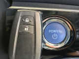 【スマートキー】カバンやポケットに入れたままでもドアの施錠・解錠が可能なスマートキーを装備。エンジンのオン・オフ時もカギを取り出す必要が無いからとっても便利です♪