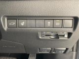 【ETC2.0(DSRC/ITSスポット)】ETCカードを挿入すれば料金所はノンストップで通過できます。ETC限定の割引や、高速道路の情報提供サービスを利用できます。