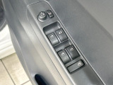 【電動格納ミラー】サイドミラーは電動格納式となっており、狭い駐車場でもキズがつくリスクを抑えられます。