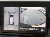 駐停車には便利なアラウンドビューモニター搭載。サイドモニターの切り替えも可能です。