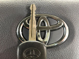 【キーレス】少し離れた場所からでもボタン一つでドアの開錠・施錠ができるのでとっても便利!ドアの鍵穴周りに傷をつけることもありません♪