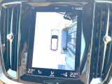 【360&deg;ビューカメラ】4台の高解像度カメラで360度の鳥瞰図を表示。隣の車や壁、死角にある障害物などを画面で確認できるため、狭いスペースでの駐車・出入りも安心です。