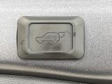 【パワーバックドア】スマートキーや運転席のボタンを押すだけでリアゲートが自動で開閉します!荷物を持っている時や、高い位置にあるバックドアを閉める際に便利な機能です♪