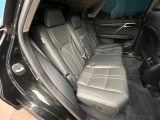 【電動格納シート】リアシートはスイッチ一つでラクラク収納!荷物が多い時など座席を収納スペースに変更する際も、力は必要ありません!お子様でも簡単に操作していただけます!