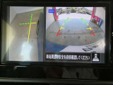 ギアを『R』に入れた後、カメラボタンを押すと、運転席から見えない左側面をナビ画面にうつしてくれるので、幅寄せや縦列駐車がし易くなります。
