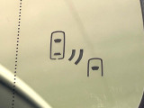 【ブラインドスポットモニター】走行中、ドアミラーの死角になりやすい箇所に後続車が接近するとサイドミラーのレンズに警告を表示!ドライバーに注意喚起をしてくれます。