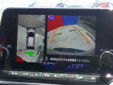 【アラウンドビューモニター】空から見下ろすような視点で、スムースな駐車と安全確認をサポートします。