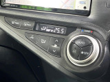 【オートエアコン】一度お好みの温度に設定すれば、車内の温度を検知し風量や温度を自動で調整。暑い&hellip;寒い&hellip;と何度もスイッチ操作をする必要はありません。快適な車内空間には必須の機能ですね♪