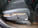 運転席にはシートリフターが付いていますので座高にあわせてドライビングポジションが決められます。