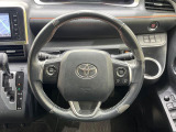 インテリアに合わせたデザインのステアリングは、運転される方のことも考え、運転しやすい形状、大きさです。是非一度、実際に触ってお確かめください。