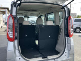リヤシートはスライドしますので荷室や足元の広さ調整ができます。