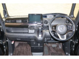 操作性に優れた運転席となります!小物入れや各ボタンの配置にこだわり、使いやすいです!座り心地もよく視認性も良好なのでロングドライブもお任せ下さい!