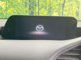 【8.8インチマツダコネクト】車内の雰囲気にマッチした大型のディスプレイ。スマホ接続でのナビ使用やBluetooth再生等、様々な機能が楽しめます。直感的なダイヤル操作が可能で、使い勝手も良好です。