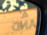 【ブラインドスポットモニタリング】走行中、ドアミラーの死角になりやすい箇所に後続車が接近するとサイドミラー付近に警告を表示、ドライバーに注意喚起をしてくれます。
