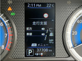 スピードメーター上に運転をサポートする様々な情報を表示してくれます。