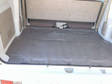 後席はシートを倒すとより広くなり大きな荷物も積めます☆
