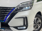 【LEDヘッドライト】悪天候や夜間走行時も良好な視界を確保し安心して運転できる高輝度LEDヘッドライトを装備!点灯速度が早く、消費電力も抑えられています。