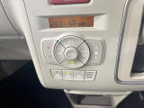 【オートエアコン】一度お好みの温度に設定すれば、車内の温度を検知し風量や温度を自動で調整。暑い&hellip;寒い&hellip;と何度もスイッチ操作をする必要はありません。快適な車内空間には必須の機能ですね♪